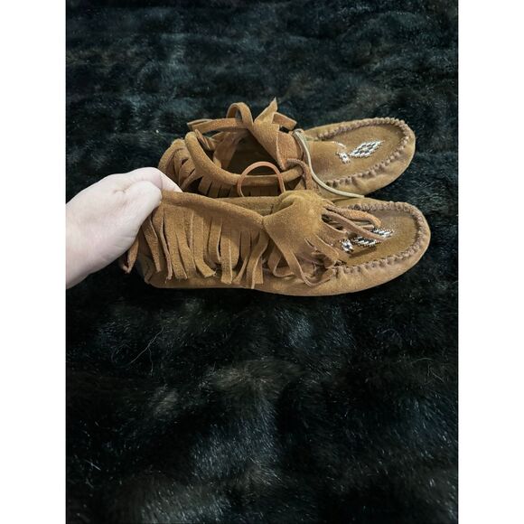 Manitoba Mukluks Shoes - Manitoba Mukluks Harvester Moccasin Suede beaded Size 9 excellent preowned